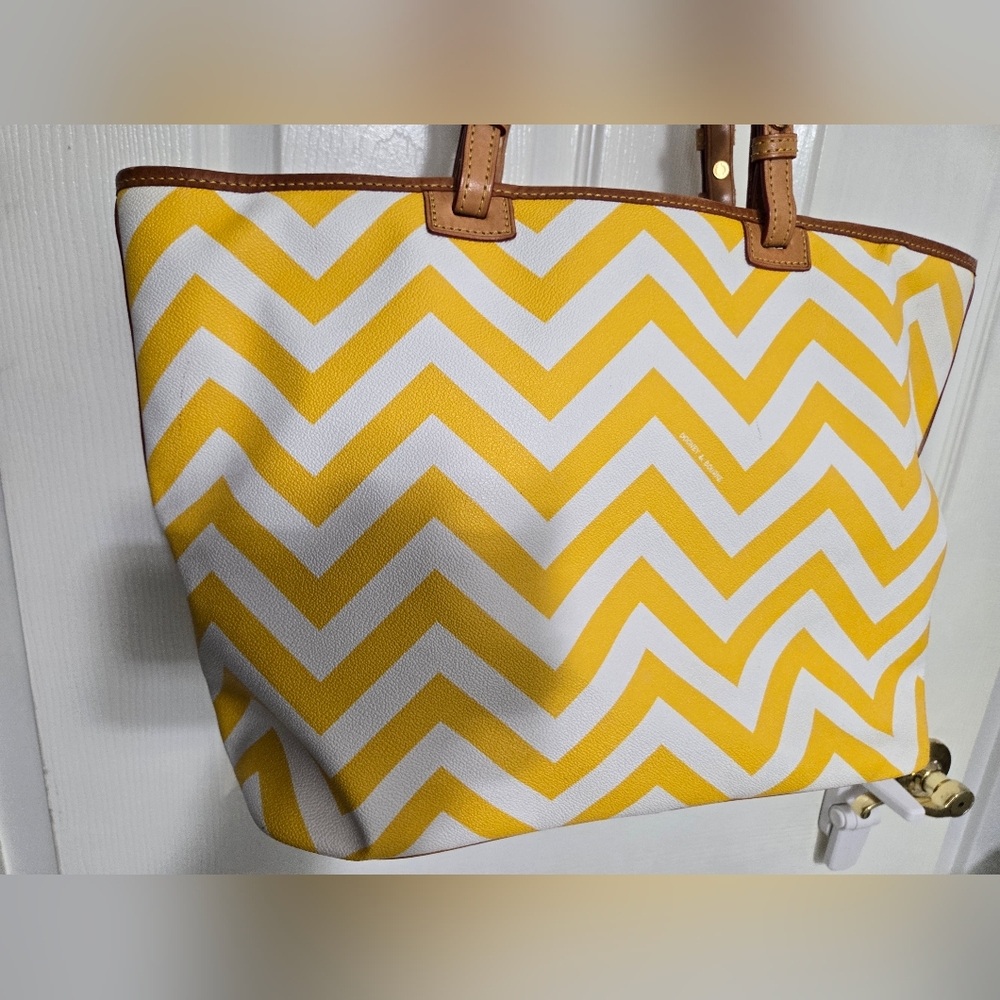 🌼 Dooney & Bourke Yellow Chevron Tote - Picture 4 of 6